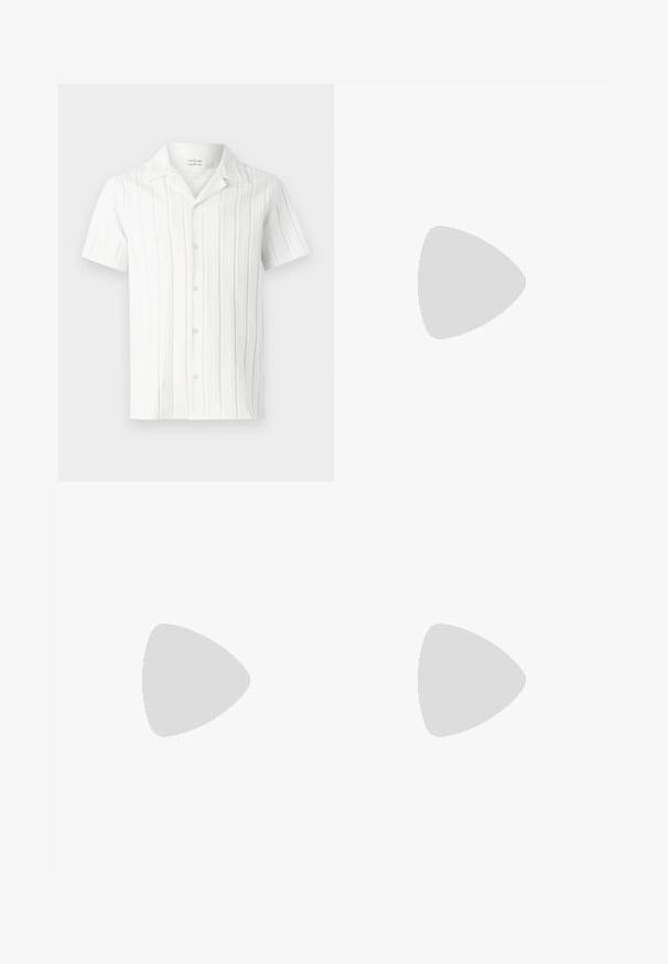 Biała koszula z krótkim rękawem w pionowe teksturowane paski, z wyciętym kołnierzykiem i pięcioma guzikami z przodu, wykonana z lekkiego materiału.; Czarne jeansy denimowe o prostym kroju, z zapięciem na guzik, pięcioma kieszeniami oraz subtelnymi detalami stębnowania.; Czarne skórzane mokasyny z okrągłym noskiem, z haftowanym wzorem, małym przednim paskiem z detalami metalowymi oraz płaską gumową podeszwą.; Ciemnogranatowa skórzana teczka z podwójnymi rączkami u góry i odpinanym paskiem. Posiada teksturowane wykończenie, pionowe przeszycia oraz detal z logo.