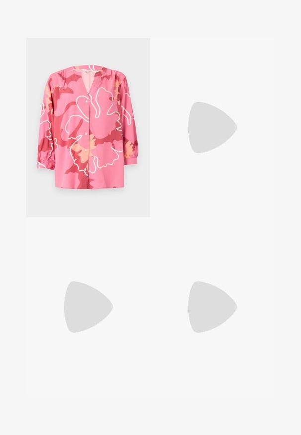 Blusa rosa realizzata in tessuto leggero con scollatura a V, maniche 3/4 e un audace motivo floreale in diverse tonalità di rosa e crema.; Pantaloni neri a gamba larga con vita alta, dettagli con bottoni in vita e pieghe frontali.; Sandalo nero con tacco alto, caratterizzato da una tomaia in pelle liscia, punta aperta, ampie fasce frontali e cinturino a caviglia regolabile con un dettaglio in fibbia dorata.; Borsa a spalla in pelle marrone con una texture liscia, forma arrotondata, ampia tracolla e un accento metallico circolare sul manico.