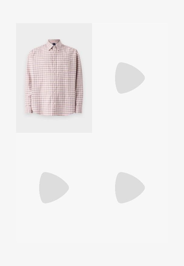 Srajca s dolgimi rokavi in gumbnim zapenjanjem v svetlo roza karirnem vzorcu, ki vsebuje mornarsko modre in bež črte, zaobljen rob in eno žep na prsih.; Bela bombažna majica s kratkimi rokavi, okroglo izrezana in udobnega kroja. Gladka tekstura brez vidnih vzorcev ali dekoracij.; Svetlo modre široke kavbojke iz denim materiala, z gumbom za zapiranje, subtilnim bledenjem in standardnim pet-pocket dizajnom.; Črne usnjene čEvlje s zaobljenim nosom, zavezovanjem in debelim, teksturiranim podplatom. Obute z urejenimi črnimi hlačami in rebrastim puloverjem.