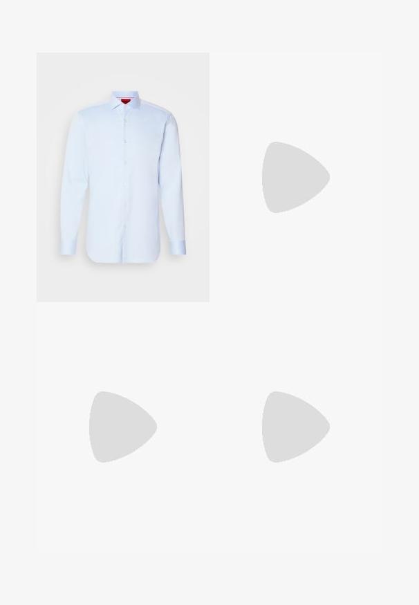 Lichtblauwe overhemd met lange mouwen, knoopsluiting en een spreidkraag, afgeronde onderkant en witte knopen. Glad stof met een subtiele glans.; Zwarte broeken met een recht model, gemaakt van een gladde stof. Voorzien van een voorplooien en een enkele knoopsluiting bij de taille.; Zwarte suède sneakers met witte veters en drie witte strepen. Heeft een cirkelvormig zwart logo op de tong en een gumrubberen zool.; Zilveren vierkante horloge met een witte wijzerplaat, zwarte Romeinse cijfers en de tekst "WATER RESIST". Zwarte leren band met een gestructureerde afwerking.