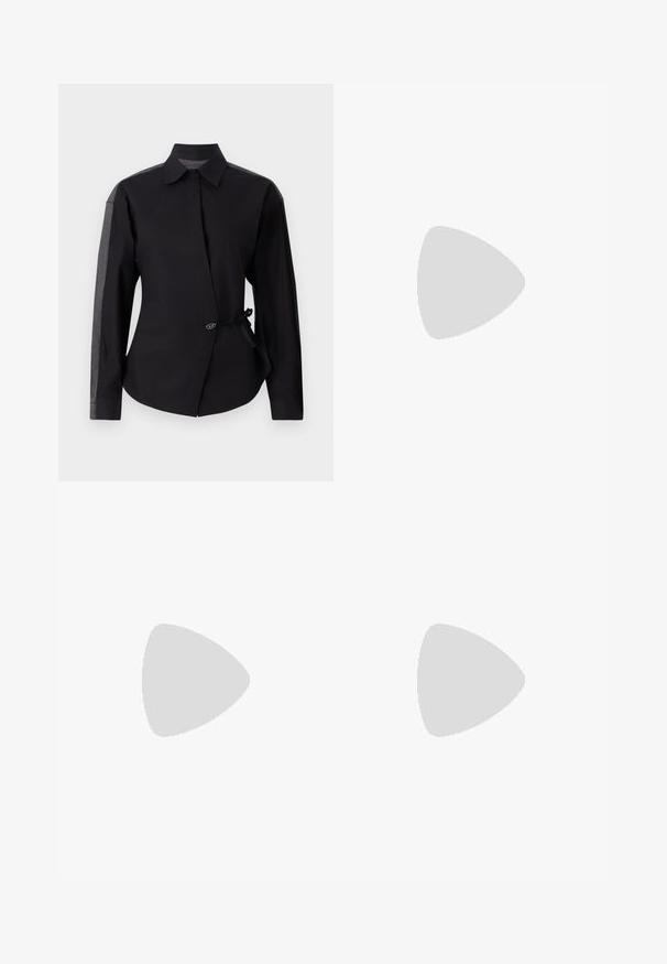 Svart skjorta med design av framsvängd wrap, med långa ärmar och mörkgråa tyginslag på axlarna. Inkluderar en dekorativ knapp och knyt-detail.; Svarta plisserade byxor med rak bendesign, tillverkade av ett smidigt tyg. Har hög midja och osynliga sidfickor.; Svart läder slingback-hälar med spetsig tå, med en smal klack och en guldtonad detalj på den justerbara remmen. Slät textur.; Svart läderhandväska med en strukturerad design, som har en avskuren form, ett handtag upptill och guldiga detaljer. Justerbar axelrem ingår.