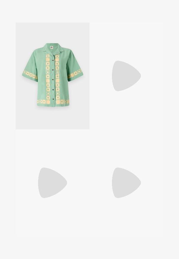 Camisa verde de manga curta com colarinho, apresentando um padrão floral amarelo na parte da frente e nas mangas. Fecho com botões uniforme. Textura suave.; Calças de ganga azuis com uma mistura de tons de azul escuro e claro, apresentando uma cintura com cordão e um design largo e solto.; Sapatilhas de camurça azul claro com riscas brancas, atacadores planos e sola em borracha de goma. Meias brancas estriadas são usadas acima do tornozelo.; Bolsa de mão em couro preto com uma forma única em leque, apresentando alças planas. A superfície tem uma textura pebble e um design minimalista.