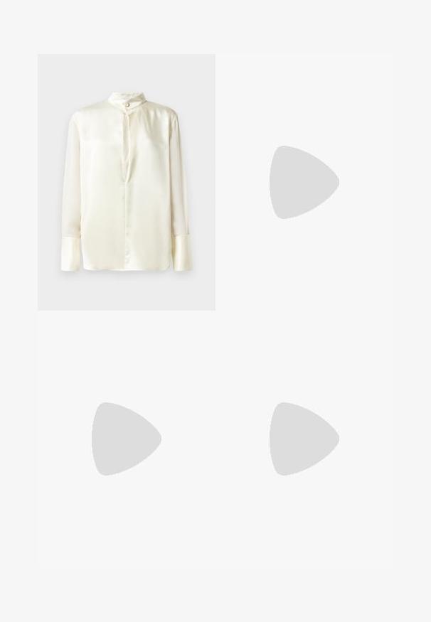 Blusa de seda blanca con mangas largas, cuello alto y cierre de botones en la parte delantera. Textura suave y diseño minimalista sin patrones.; Pantalones anchos de cuero negro con cintura elástica, que cuentan con dos bolsillos laterales y una textura suave y brillante.; Sandalía de tacón bloque blanca de piel, con una correa en el tobillo que presenta una hebilla y un diseño minimalista. Punta abierta y texturas suaves en toda la superficie.; Bolso de hombro de cuero negro con diseño plisado, textura suave, correa única y un sutil acento de metal dorado.