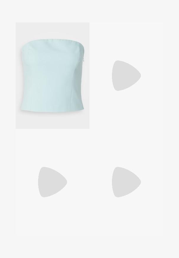Svetlo modra top majica brez naramnic, izdelana iz gladkega blaga, z obliko prileganja in ravnim izrezom. Ima stranski zadrgo za enostavno oblačenje.; Weekday NOVA LOW RISE SLIM BOOTCUT - Kavbojke na zvonec - lip blue; Črne natikače z teksturirano gumijasto podlogo, dvema ozkima trakoma in subtilnim, vtisnjenim logom na traku.; Siv prirezani telovnik z gumbi, v kombinaciji z belimi širokimi kavbojkami in črnimi ravnimi čevlji. Opremljen z majhno srebrno torbico z resicami.