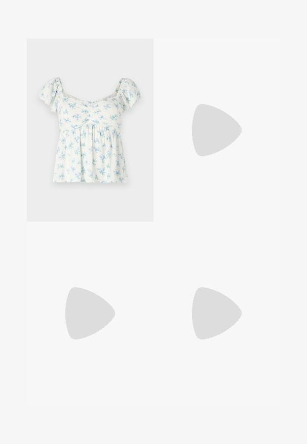 Top bianco a maniche corte con motivo floreale in azzurro chiaro e verde, con dettaglio di scollatura arricciata e vestibilità rilassata.; Jeans svasati di un blu chiaro, realizzati in denim, con vita alta, cinque tasche e chiusura a un bottone. Morbido al tatto con una finitura scolorita.; Sandali con tacco in vernice nera, con punta squadrata, cinturini alla caviglia e fibbie in argento. Presentano un tacco a blocco spesso per maggiore stabilità.; Borsa tote in pelle nera con texture liscia, forma rettangolare e due manici lunghi. Nessun hardware o decorazione visibile.