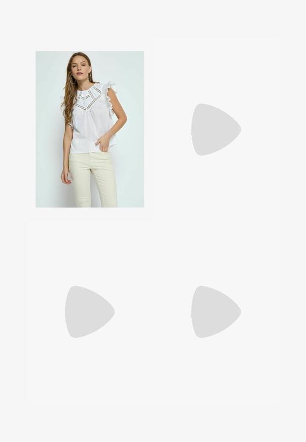 Desires MATINE FRILL SLEEVE - Bluse - white; Beige weite Hose aus Baumwolle. Mit Reißverschluss, einer vorderen Knopf- und zwei aufgenähten Taschen auf der Rückseite. Sauberer Saum ohne Verzierungen.; Dunkelbraunes, spitz zulaufendes Lederschuh mit Kitten-Heel, dünnem Knöchelriemen und kleiner goldener Schnalle.; Mango Shopping Bag - dark brown