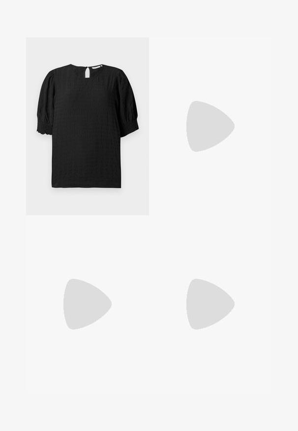 Μαύρη, υφασμάτινη μπλούζα με στρογγυλή λαιμόκοψη, κοντά φουσκωτά μανίκια και κλείσιμο στην πλάτη με κλειδαριά. Διαθέτει διακριτό καρό μοτίβο σε όλη την επιφάνεια.; Γκρι παντελόνι με ευθεία γραμμή, διαθέτοντας δύο πλαϊνές τσέπες και κλείσιμο με κουμπί. Απαλή ύφανση χωρίς ορατά σχέδια ή λεπτομέρειες.; Γκρίζο, προσαρμοσμένο παλτό με ευθεία γραμμή; σε συνδυασμό με μαύρες δερμάτινες μπότες μέχρι το γόνατο με τετράγωνη μύτη και χοντρό τακούνι.; Μαύρη δερμάτινη τσάντα tote με λείο υφή, ορθογώνιο σχήμα και δύο μακριές λαβές. Χωρίς ορατό υλικό ή διακοσμητικά στοιχεία.