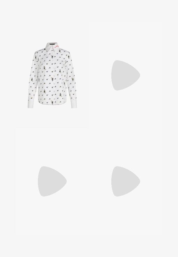 Weißes Langarmshirt mit einem wiederholten Muster von Cartoonfiguren. Gesticktes rotes Logo am Kragen. Weicher Stoff, taillierte Passform.; Schwarz-weiße tapered Hosen mit schlankem Schnitt und kontrastierenden Paneelen. Der Stoff hat eine glatte Textur; der Bund ist flach und enganliegend.; Schwarzlederne Slingback-Absätze mit spitzer Zehenform, schlankem Absatz und dekorativem Schnallendetail auf dem Blatt. Glatte Textur und elegantes Design.; Schwarz-weiße gestreifte Handtasche mit strukturierter Form, ausgestattet mit einem oberen Griff, einem abnehmbaren Kettenriemen und einem metallischen Logo-Detail.