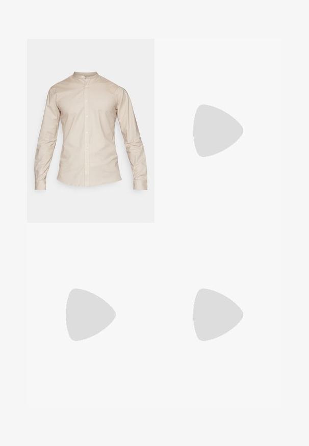 Lindbergh Ing - pale sand mix; Fakó szürke farmerből készült skinny farmernadrág, térdén kopott részletekkel, fehér sportcipővel párosítva. Simább anyag, karcsú szabás.; Fehér bőr sportcipők perforációval, kerek orral, lapos talppal és vastag fűzőkkel, látható swoosh logóval és "AIR" felirattal a sarokrészen.; Ezüst színű rozsdamentes acél karóránk sötétkék számlapja van, fém óraszámlálókkal és egy dátumablakkal a 3 órás pozícióban. 50 méterig vízálló.