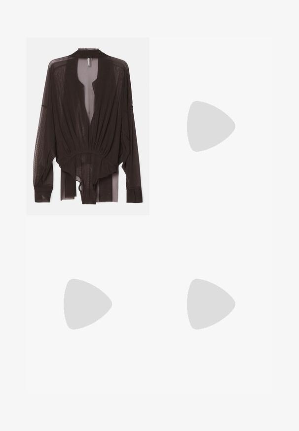 Bluză neagră transparentă cu mâneci lungi, talie strânsă și design deschis în față. Fabrică ușoară, cu o textură netedă și o siluetă fluidă.; Pantaloni albi, cu croi larg, dintr-o textură fină, cu închidere frontală cu buton și bucle pentru curea, concepuți pentru o încălțare confortabilă.; Botine negre din piele lacuită, cu vârful ascuțit și toc bloc de înălțime medie. Textură netedă și design minimalist.; Geantă oversized din piele neagră, cu două mânere lungi, de textură netedă și formă structurată. Are un buzunar frontal pentru stocare suplimentară.