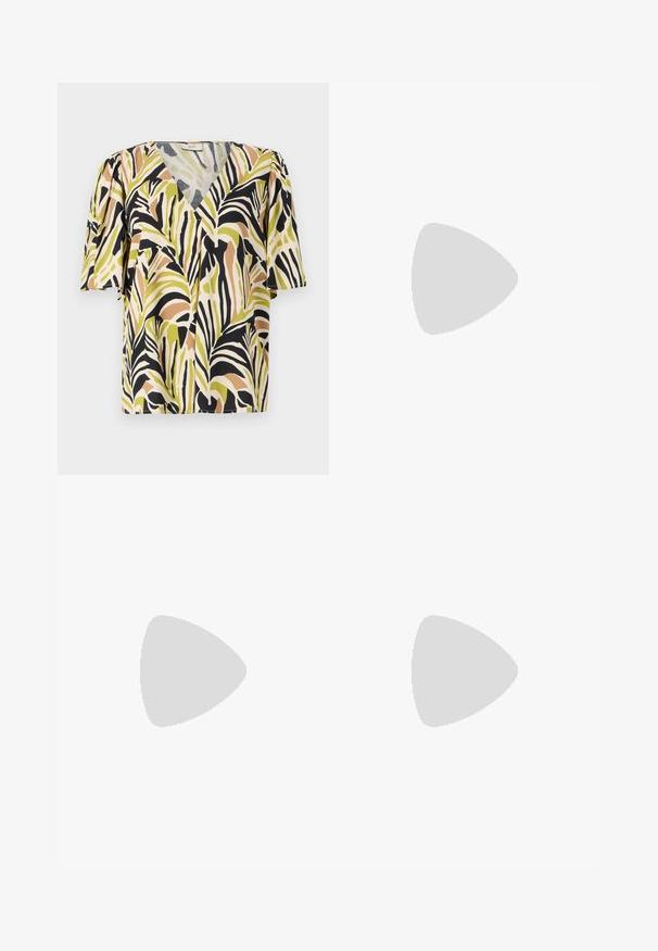 Blusa a maniche corte con scollo a V profondo, caratterizzata da un motivo di foglie di palma multicolore nelle tonalità di verde, nero e marrone su uno sfondo chiaro.; Pantaloni culotte neri in poliestere con una cintura elastica, due pieghe frontali e una silhouette ampia. Nessun motivo visibile o dettagli in metallo.; Sandali con tacco in vernice nera, con punta squadrata, cinturini alla caviglia e fibbie in argento. Presentano un tacco a blocco spesso per maggiore stabilità.; Borsa a tracolla nera in pelle con una forma curva, manico rimovibile e accessori dorati. La borsa presenta una patta con un dettaglio a fibbia.