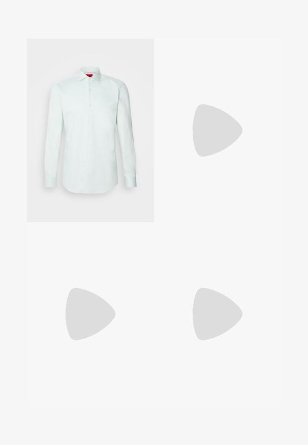 HUGO KASON - Camisa - light/pastel green; Calças pretas feitas de tecido liso, com pernas retas, fecho com botão e um design clássico adequado para vestuário formal ou casual.; Botim preto até ao tornozelo com um acabamento liso, painéis laterais elásticos e uma pega vermelha em contraste, com uma sola de borracha espessa e bico arredondado.; Óculos de sol retangulares pretos com lentes escuras, armação de plástico espesso, detalhes em dourado nas hastes e logotipo da marca gravado na lateral.