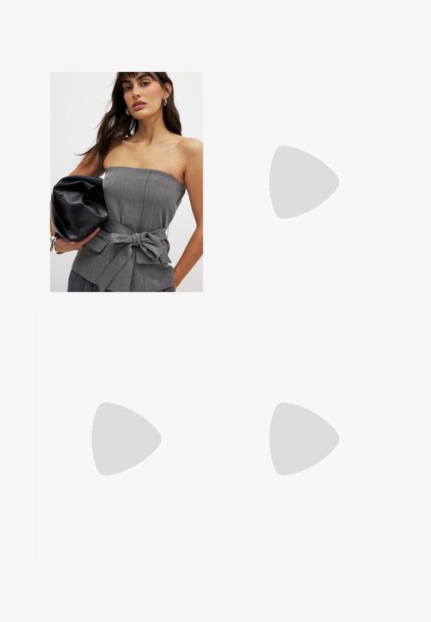 Grå strapless topp med bälte i midjan och rosettdetalj, i kombination med en svart, skrynklig läderclutch. Slät textur och skräddarsydd design.; Svarta vida byxor gjorda av lättviktig tyg med elastiskt midjeband och dragsko. Enkelt mönster, inga dekorationer eller hårdvara.; Svart spetsig slingback-sko med en glansig läderfinish och en tunn, låg klack. Har en utskärning på sidan för andningsförmåga.; Svart, vadderad handväska med en guldkedjesnor, som har en distinkt guldkrok och en liten tagg, med en texturerad läderyta.