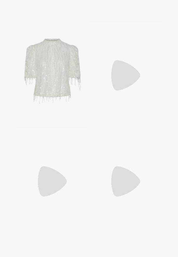 Witte blouse met korte puffmouwen, voorzien van verticale paillettenpatronen en franjes langs de zoom voor extra textuur.; Bershka WIDE-LEG - Wide leg - black; Bershka Sandalen met hoge hak - black; Zwarte laarzen in lakleer met een gebogen vorm, één schouderband, voorvakken en accenten in zilverkleurig metaal.