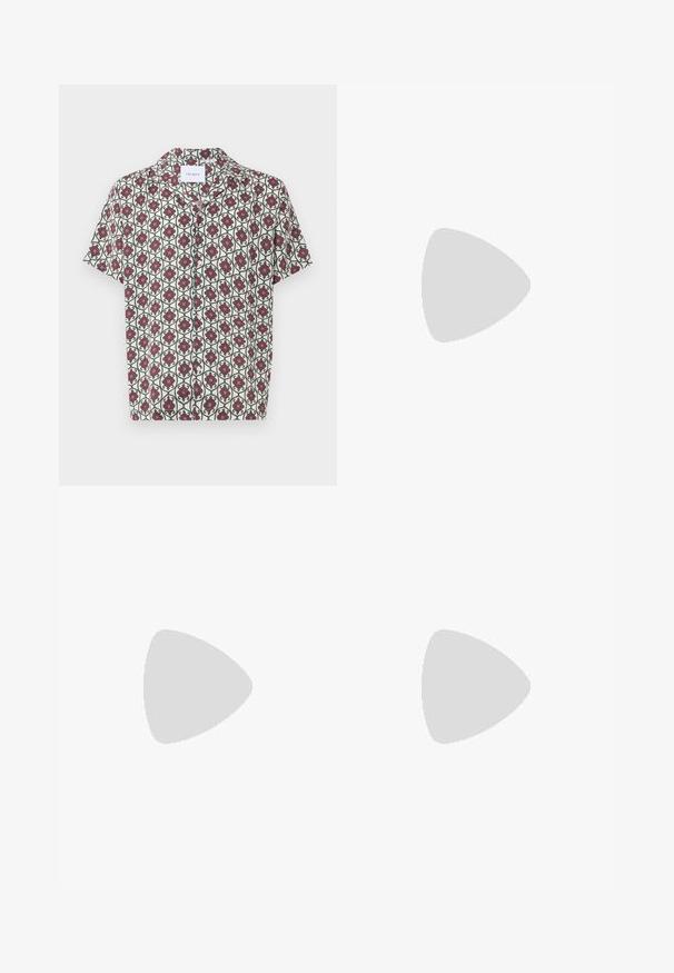 Camisa de mangas curtas em tecido leve, com um padrão floral vermelho e verde sobre um fundo creme, com colarinho clássico e fecho de botões.; Calças caqui em algodão com um design de perna reta, apresentando dois bolsos frontais, fecho com botão e um ajuste clássico.; Sneakers de pele bege com biqueira arredondada, design minimalista, detalhes de costura subtis e parte superior texturizada, em sola clara.; Óculos de sol pretos e dourados com formato quadrado, armação metálica, lentes cinza-escuras e ponteiras pretas. Apresenta um design de ponte dupla.