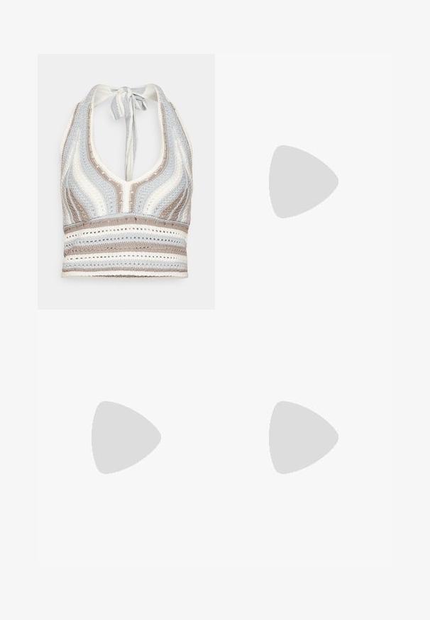 Crochet halter top yang menampilkan garis-garis biru muda, beige, dan putih dengan leher V dalam dan ikatan di belakang. Tekstur rajutan terbuka di seluruh bagian.; Vaaleansininen farkuhame, jossa on suora leikkaus, edessä halkio, viisi taskua ja vetoketjuflappi napilla.; Musta lakkapintainen kengät, joissa on paksu platform-pohja ja paksut nauhat. Pyöristetty kärki, minimaalinen yksityiskohtaisuus ja pieni kantanauha takana.; Aurinkolasit metallikehyksillä, joissa on soikeat vihreät linssit. Ohut hopeinen metallikehys ja mustat korvapehmusteet. Minimalistinen muotoilu, ei näkyviä logoja.
