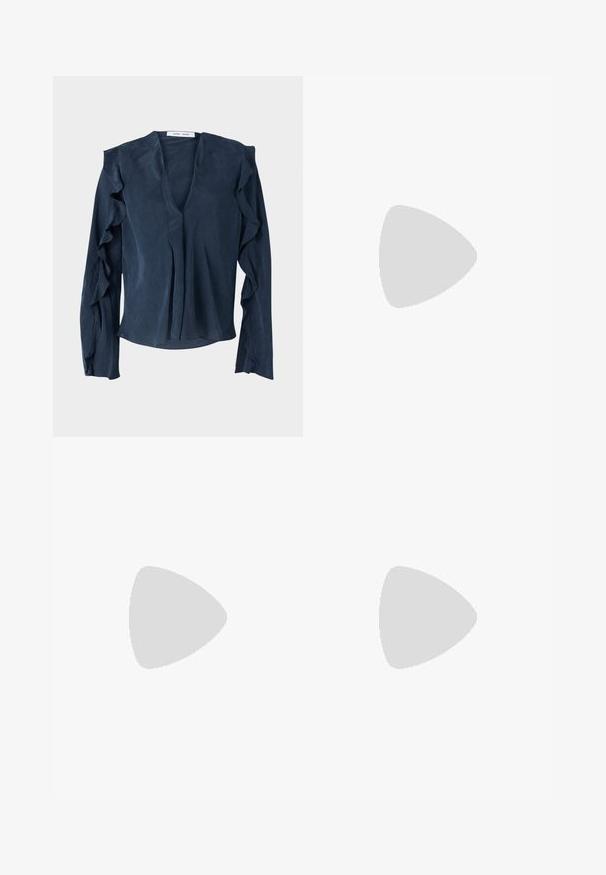 Námořnická modrá blůza z lehkého materiálu s hlubokým výstřihem do V, dlouhými rukávy s volánkovými detaily a volným střihem na spodním lemu.; Světle modré rozšířené džíny vyrobené z denimové látky, s vysokým pasem, předními kapsami a surovým lemem na manžetách pro uvolněný vzhled.; Černé kožené boty na podpatku s otevřenou patou a špičatou špičkou, s tenkým podpatkem a zlatým akcentem na nastavitelném pásku. Hladký povrch.; Modrá kožená kabelka s oblámi tváři, jedním ramenním popruhem, zipovým uzavřením a embosovaným názvem značky na přední straně. Hladký povrch.