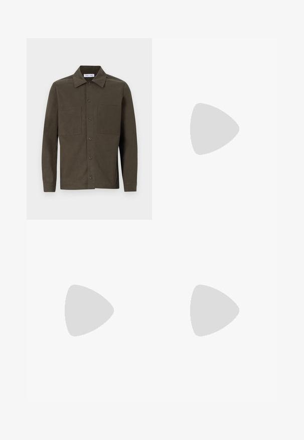 Donkergroene, langärmlige shirt gemaakt van glad stof, met een puntige kraag, knopen aan de voorkant en twee borstzakken.; Zwarte katoen t-shirt met ronde hals, korte mouwen en een boxy pasvorm; heeft een klein wit grafisch patch op de linkerkant.; Zwarte wijde broek met knoopsluiting in de taille en omgeslagen pijpen, getoond tegen een effen witte achtergrond.; Zwarte leren dresschoenen met een ronde neus, een gladde afwerking, veters en een lage, gestructureerde rubberen zool. Strakke lijnen en een minimalistisch ontwerp.
