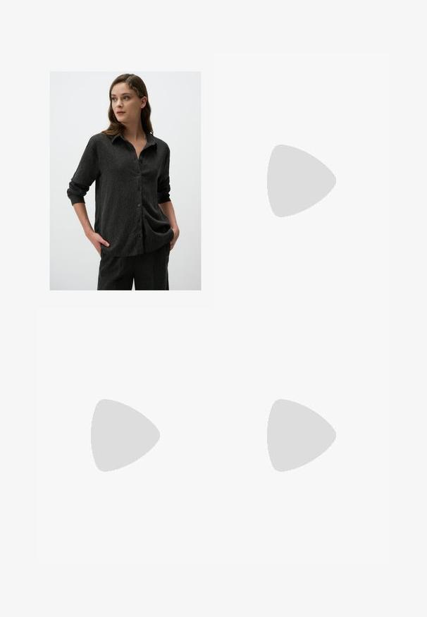 Chemise noire texturée à boutons, avec col, manches longues retroussées aux poignets, présentant des rayures verticales et une coupe décontractée.; Jeans en denim bleu clair à jambes larges avec une taille haute, fermeture à bouton et à glissière, et un détail à cordon à la taille. Finition à l'ourlet brut.; Sandales en plastique noires avec une sangle supérieure lisse et une semelle plateforme texturée. Design minimaliste avec une silhouette discrète.; Lunettes de soleil avec une monture en écaille noire, des verres bruns ovales, des branches plates et des accents argentés affichant le nom de la marque.; Sac à main en cuir noir avec une forme structurée, une texture lisse et une seule bandoulière. Présente un design de rabat arrondi et subtil.; Quatre bagues en argent de designs variés : bande torsadée, courbes superposées, cristaux délicats et une bande lisse avec de petits accents.
