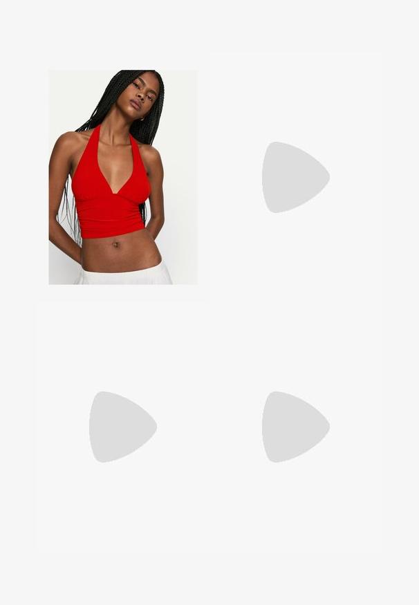 Punainen halkio-kaula crop top, jossa on V-mallinen kaula-auko ja rypytetty yksityiskohta rinnalla. Valmistettu sileästä kankaasta, muotoiltu malli korostaa vyötäröä.; Leopardikuvioiset leveälahkeiset farkut ruskeassa ja vaaleassa sävyssä. Valmistettu denimistä, klassisella viidellä taskulla ja metallisilla yksityiskohdilla.; Naiskahva leopardikuosiset korkokengät, joissa on neliönmuotoinen kärki, useita remmejä ja keskipitkä korko. Valmistettu pehmeästä tekstiilimateriaalista.; Pilgrim UNFOLD - Kaulakoru - gold