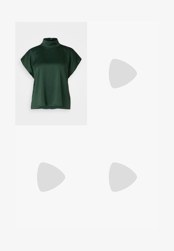 DRYKORN ALARIA - Bluse - dark green; Sorte skreddersydde bukser med rett silhuett, med en glatt tekstur og klare pressede bretter foran. Ingen synlig maskinvare.; Sorte lærmules med spiss tå og lav, blokkert hæl. Glatt tekstur med et elegant design. Åpen bak med minimal detaljering.; Svart lær skulderveske med en myk tekstur, trekantet form og justerbar stropp, kombinert med en lyseblå stripete skjorte og hvite bukser.
