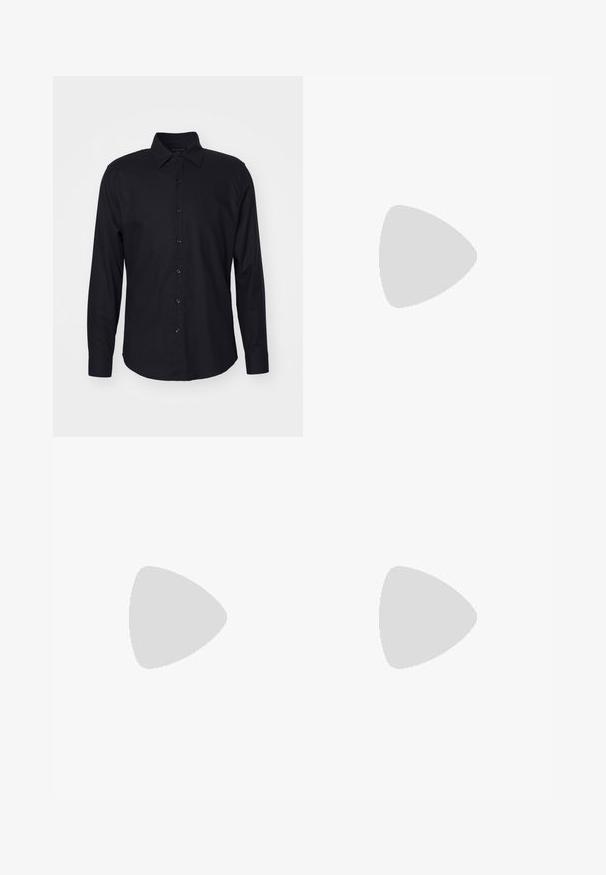 Abercrombie & Fitch Chemise - black; Shorts noirs en tissu texturé avec une coupe droite, comportant des passants de ceinture et un mousqueton métallique comme détail accentué.; Chaussure en cuir noir à lacets avec un bout arrondi, une semelle en caoutchouc épaisse et des coutures décoratives sur le dessus. Matériau texturé et conception robuste.; Levi's® PAISLEY BANDANA UNISEX - Foulard - regular black