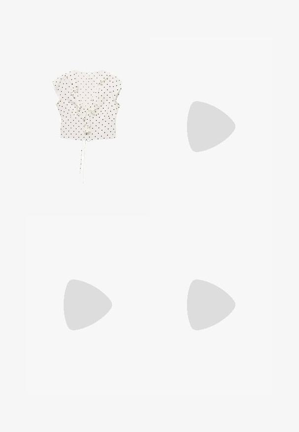 Blusa bianca con pois neri, maniche corte a sbuffo, dettaglio arricciato sul davanti e orlo con cordino per una vestibilità regolabile.; Jeans bianchi a gamba larga realizzati in denim, con vita a media altezza, dotati di due tasche frontali e chiusura a bottone. Texture liscia, design pulito.; Sneaker in pelle marrone con suola bianca, punta rotonda e design con lacci. Accentuato da un piccolo dettaglio a bandiera rossa, bianca e blu.; Borsa a tracolla in corduroy color crema con cerniera nera, tracolla rimovibile e motivo testurizzato. Presenta un compartimento principale e una tasca anteriore.