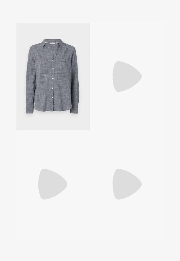 Hemd mit Knopfleiste in gewebtem Navyblau- und Weißkaro-Muster, ausgestattet mit einem Kragen, zwei Brusttaschen und langen Ärmeln mit Knopfmanschetten.; Schwarze weite Hosen aus strukturiertem Stoff, mit elastischem Bund und einem abnehmbaren Bindegürtel in der Taille für eine verstellbare Passform.; Schwarze Lederpumps mit spitzem Zehenbereich und niedrigem Blockabsatz. Mit einem Knöchelriemen und einer goldfarbenen Schnalle. Glatte Textur.; Schwarze Handtasche mit strukturierter Form, glatter Textur und einem metallischen Verschluss. Kombiniert mit weiten schwarzen Hosen und offenen Sandalen auf einem Holzboden.