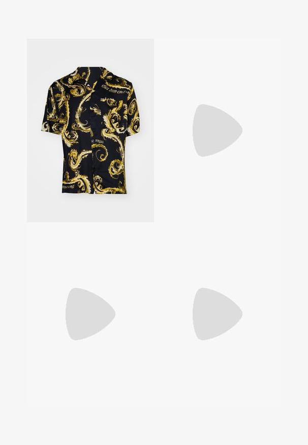Versace Jeans Couture ALL OVER - Vapaa-ajan kauluspaita - black/gold; Musta puuvillainen t-paita lyhyillä hihoilla, jossa on suuri valkoinen teksti "VERSACE JEANS COUTURE" edessä. Klassinen pyöreä kaula-aukko.; Mustat collegehousut pehmeästä kankaasta, joissa on joustava vyötärö, johon kuuluu kiristysnauha, kapenevat lahkeet ja joustavat resorit nilkoissa.; Musta nahkakengät valkoisilla yksityiskohdilla, pyöreällä logotunnuksella, rei'itetty kärki ja kontrastivärinen pohja. Varusteena valkoiset nauhat ja brändäys.; Mustat aurinkolasit, joissa on leveä, kulmikas runko ja tummat tummennetut linssit. Kyljissä on teksturoitu musta pinta ja temppelissä pyöreä logo.