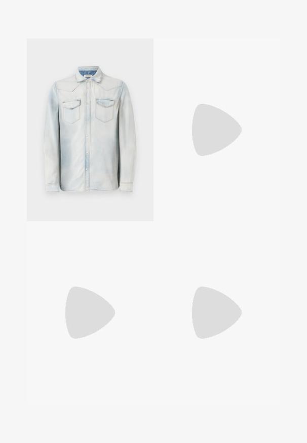 Lys blå denimskjorte med lange ærmer, spidse krave og forlommer. Har en falmet vask og kontrastsyninger.; Sorte linnedbukser med snor i taljen, der har en afslappet pasform og et knælangt design. Glat tekstur, simple og klassiske stil.; Sorte læderloafers med en glat overflade, rund tå og en dekorativ strop over vampen. Lav hæl med stabeldesign, minimalistisk stil.; Tote taske i lyse beige stof med en struktureret finish, der har to kontrasterende brune læderhåndtag og metal detaljer øverst.