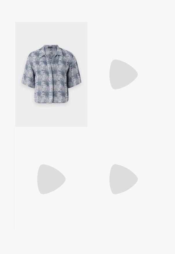Kortärmad skjorta i ett ljust och mörkt blått texturerat tyg, med krage och ett geometriskt mönster genom hela skjortan.; Svarta byxor i konstläder med vid benslut, dekorativ vit sömnad, framfickor och en guldknapp i midjan.; Svart läderballerinaskor med rund tå, slät yta, minimala söm detaljer och en flexibel sula.; Brun läderhandväska med klaffstängning, guldfärgad hårdvara, axelrem och en slät yta. Kompakt rektangulär form.