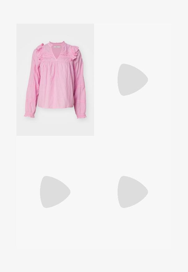 Blusa rosa a maniche lunghe con accenti a volant, scollatura a V e dettagli arricciati sulle maniche, realizzata in tessuto morbido e leggero.; Jeans a gamba larga in denim nero con chiusura a zip, design a cinque tasche e dettagli di cucitura sottili. Texture morbida e stile casual.; Scarpa con tacco slingback in pelle nera, con punta appuntita e tacco a blocco chunky. Presenta una tracolla regolabile con fibbia in metallo.; Borsa a spalla in denim con design plissettato, colore blu, dettagli in metallo argentato lungo i bordi e una tracolla strutturata.