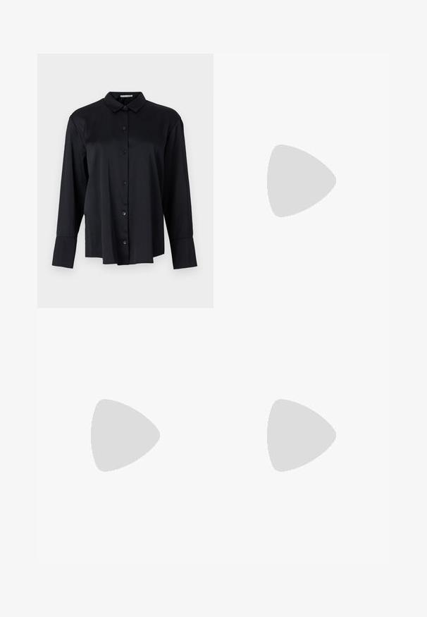 Camicia nera con bottoni realizzata in tessuto liscio, dotata di colletto, maniche lunghe e una vestibilità morbida con sei bottoni frontali.; Pantaloni a gamba larga neri realizzati in tessuto leggero, con pieghe frontali, una vita classica e tasche laterali. Tessuto morbido.; Sneaker in suede nera con dettagli bianchi, dotate di un logo dorato. Indossate con jeans di denim azzurro e posizionate su una superficie blu testurizzata.; Borsa a tracolla nera trapuntata con due manici robusti, caratterizzata da un tessuto testurizzato con un motivo a diamante per resistenza e stile.