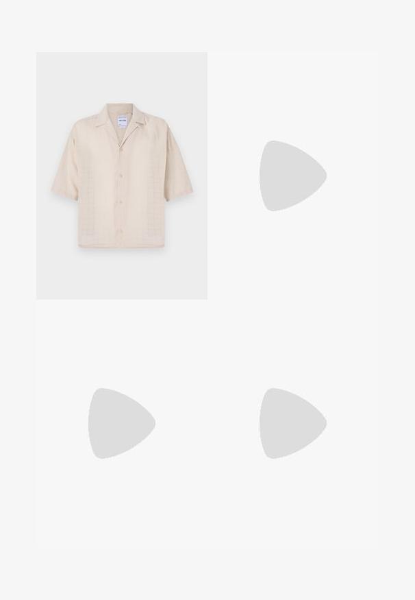 Kortärmad, beige skjorta med knapp, med ett rutmönster, mjuk textur och en skuren krage. Tillverkad av lättviktig tyg.; Vit t-shirt med kort ärm, tillverkad av bomull, med rund halsringning och en avslappnad passform. Slät yta utan synliga mönster eller detaljer.; Svarta byxor med plisserad design framtill, tillverkade av slätt tyg. Har en knappstängning och bälteshällor; rak passform.; Vita lädersneaker med snörning, texturerad yta och en tjock vit gummisula med ruggad kant för grepp.; Metallinramade solglasögon med ovala gröna linser. Tunn silvermetallram och svarta öronpluggar. Minimalistisk design, inga synliga logotyper.