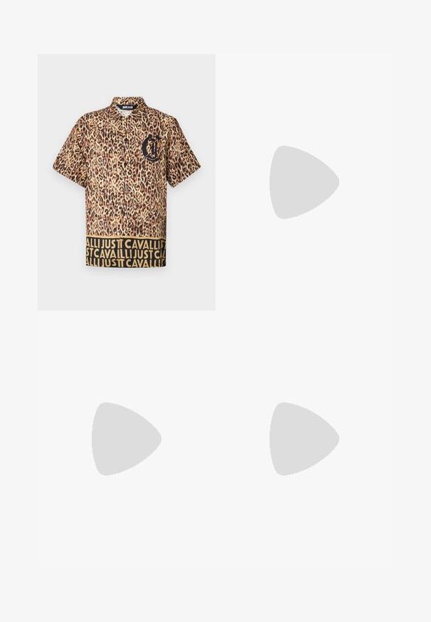 Maglietta a maniche corte con motivo leopardato, logo nero sul petto e fascia in contrasto con testo ripetuto in oro.; Pantaloni neri realizzati in un tessuto liscio, con una piega sul davanti, chiusura con bottone e risvolti alla caviglia.; Mocassino in pelle nera con punta arrotondata, dettagli cuciti sottili e tacco basso, caratterizzato da una texture liscia e un design minimalista.; Occhiali da sole con montatura in acetato tartarugato, lenti gialle, forma quadrata e dettagli in metallo sulle tempie.