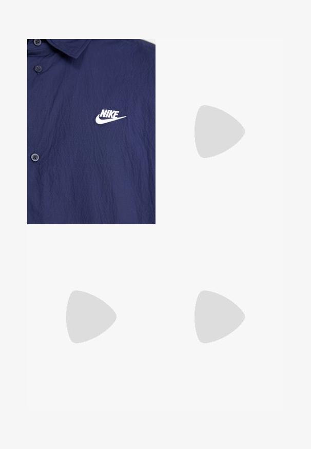 Camisa polo de Nike en azul marino con un tejido texturizado, cuello abotonado y un logo bordado en blanco en el lado izquierdo del pecho.; Camiseta de algodón azul marino con cuello redondo y mangas cortas. Presenta un logotipo blanco de Nike en el lado izquierdo del pecho y un dobladillo recto.; Pantalones de chándal Nike azul marino hechos de una suave mezcla de algodón, con una cintura elástica, piernas ajustadas y un pequeño logotipo blanco en el lateral.; Zapatilla blanca de piel con superficies texturizadas, cuello acolchado y amortiguación de aire visible en la suela. Presenta cordones y un diseño minimalista.