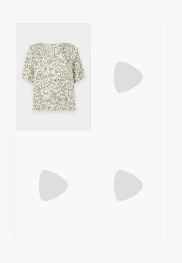 Šviesiai žalia trumpomis rankovėmis bluzonė su baltais gėlių raštais ir juodais akcentais. V-kaklas su maža skylutės detale nugaroje.; Juodi plačios kojos kelnės su aukštu liemeniu, sagų detalėmis ant liemens ir priekinėmis raukšlėmis.; Juodas odinis aukštakulnis batelis su smailiu pirštu ir žemu bloku. Su kulkšnies dirželiu su auksinės spalvos sagtimi. Lygus paviršius.; Juodas rankinė struktūrizuota forma, lygi tekstūra ir metalinis užsegimas. Suporuota su plačiomis juodomis kelnėmis ir atvirais bateliais ant medinių grindų.