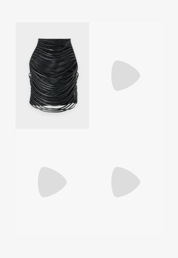 Czarna spódnica z warstwowym designem, z równoległymi teksturowanymi paskami, dopasowaną sylwetką i gładkim wykończeniem. Odpowiednia na różne okazje.; Czarne szorty cargo wykonane z denimu, z dwoma kieszeniami bocznymi i dwoma kieszeniami cargo z klapką na nogawkach, z zapięciem na guzik i szlufkami na pasek.; Czarne skórzane wysokie botki z luźnym krojem, szpiczastym noskiem i grubym obcasem, charakteryzujące się gładką fakturą i minimalnym przeszyciem.; Srebrna metaliczna torebka na ramię z dwoma kieszeniami z przodu, gładką fakturą, detalami w postaci szwów i jednym odczepianym paskiem. Kompaktowy prostokątny kształt.