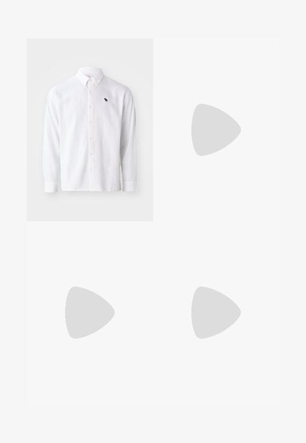 Valkoinen pellavasta valmistettu pitkähihainen paita, jossa on napitettava kaulus ja pieni laivastonsininen logo. Pehmeä tekstuuri ja rento istuvuus nappikiinnityksellä.; Valkoinen lyhythihainen T-paita, joka on valmistettu puuvillasta. Paita on pyöreäkauluksinen, väljästi leikattu ja suorahelmainen. Ei kuvioita eikä koristeita.; Tummansiniset farkkuliivihousut, joissa on korkea vyötärö, viiden napin sulkumekanismi ja viisi taskua. Housuissa on ompeluaksentteja saumoissa.; Musta nahkakengät, joissa on sileä pinta, koristetasku ja kontrastisomistus, yhdistettynä vaaleanbeigeihin housuihin.; Aurinkolasit, joissa on tyylikäs, hopeanvärinen metallikehys, harmaasti sävytetyt linssit ja aerodynaaminen muotoilu, jossa on terävät reunat ja ohuet varret.