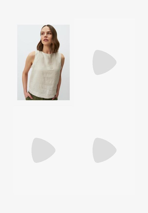 Jimmy Key ROUND NECK SLEEVELESS  - Bluse - taş; Dunkelblaue Jeans mit hoher Taille, vorderen Taschen und weit ausgeschnittenen Beinen, flach auf einem weißen Hintergrund ausgestellt.; Schwarzer Lackleder Slingback-Schuh mit spitzem Zehenbereich, Knöchelriemen mit silbernen Schnallen und Beschlägen sowie einem schlanken Absatz.; Schwarze Leder-Hobo-Tasche mit einer glatten Textur, geschwungener Form und einem einzelnen verstellbaren Tragegurt; verfügt über eine weite Öffnung am oberen Ende.