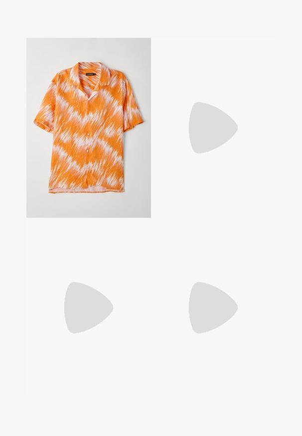 Koszulka z krótkim rękawem w kolorze pomarańczowym i białym, z wzorem w zygzaki, kołnierzykowym fasonem oraz zapinaniem na guziki. Lekka, teksturowana tkanina.; Czarne dżinsy denimu o prostym kroju, pięć kieszeni i metalowe elementy. Materiał ma lekka fakturę i jednolity kolor.; Beżowe zamszowe botki sięgające kostki z czarną wyściełaną krawędzią, złotymi oczkami, białymi detalami szycia oraz wytrzymałą gumową podeszwą z wyraźnym bieżnikiem.; Czarne prostokątne okulary przeciwsłoneczne z zielonymi soczewkami, matowe wykończenie, subtelne akcenty metalowe i wytłoczone logo na zauszniku.