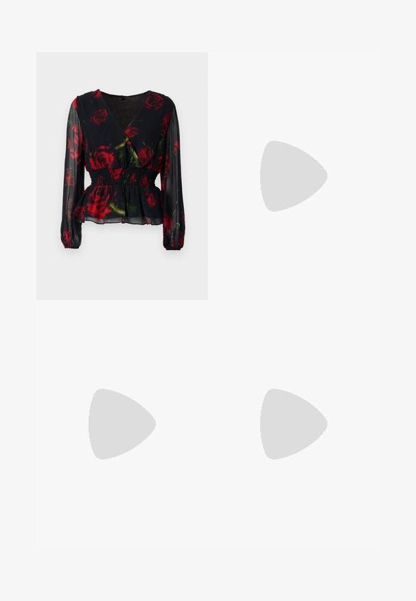 Blusa floreale scura con design avvolgente, rose rosse su sfondo nero, tessuto trasparente, maniche lunghe, vita arricciata e orlo con volants.; Pantaloni neri a gamba larga con un design sartorial, caratterizzati da una texture liscia e pieghe sottili sul davanti. Nessuna attrezzatura visibile o motivi.; Decolleté in pelle nera con punteggiatura e tacco quadrato spesso. Texture liscia, design semplice, adatto per ambienti formali.; Borsa a mano in pelle nera con forma triangolare, una tracolla sottile e accessori in argento. Presenta una chiusura con zip e un logo impresso sul davanti.