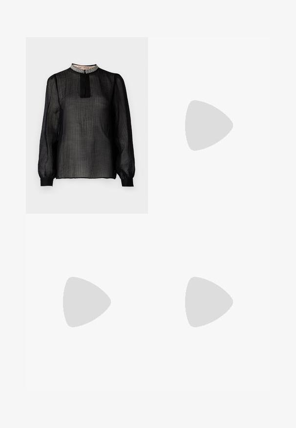 Blusa nera trasparente a maniche lunghe con design plissettato, colletto alto decorato con perline e polsini elasticizzati.; Pantaloni neri a gamba larga caratterizzati da un tessuto testurizzato, una vita elastica e una cintura staccabile per una vestibilità regolabile.; Mocassini in pelle nera con tacco piatto, dotati di un dettaglio decorativo in metallo dorato nella parte anteriore e una superficie liscia.; Borsa nera con forma strutturata, texture liscia e una chiusura metallica. Abbinata a pantaloni neri larghi e sandali open-toe su un pavimento in legno.