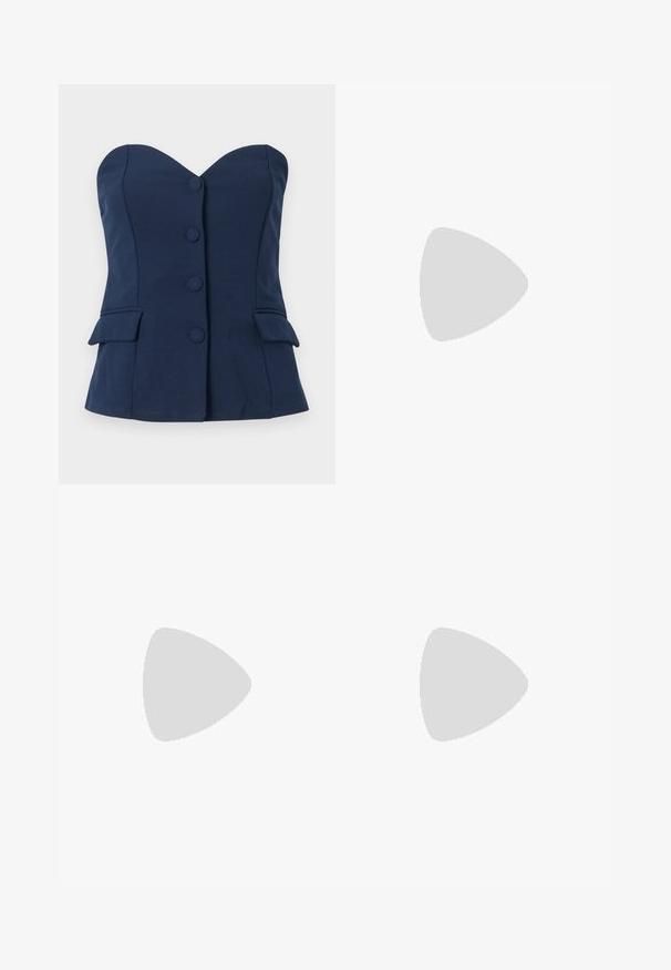 Mornarsko modra brezramenska majica s srčastim izrezom, sprednjimi gumbi in stranskimi žepi. Narejena iz gladkega blaga, z moderno krojem.; Stradivarius MINIMALIST WITH SEAMS - Kavbojke na trapez - blue denim; Črne lakirane sandale s peto, kvadratnim prstom, trakovi okrog gležnja in srebrnimi zaponkami. Opremljene so s stabilno Debelo peto.; Črna usnjena torba s svilnato teksturo, pravokotne oblike in dvema dolgima ročajema. Brez vidnih metalnih delov ali okrasnih elementov.