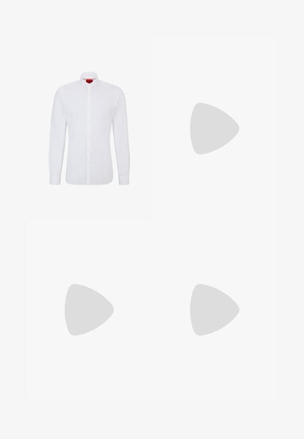 Biała koszula z długim rękawem, wykonana z bawełny, z zapięciem na guziki z przodu, klasycznym kołnierzykiem i subtelną teksturą, z czerwonym logo na wewnętrznej stronie kołnierzyka.; Czarne spodnie z elastycznym pasem i sznurkiem oraz bocznymi kieszeniami, o luźnym kroju i prostych nogawkach.; Białe skórzane sneakersy z teksturowanym gumowym noskiem, trzema pasami po bokach i wyściełanym kołnierzem. Płaskie białe sznurowadła i minimalistyczny design.; Okulary przeciwsłoneczne z metalową ramą i owalnymi zielonymi soczewkami. Cienka srebrna metalowa rama i czarne końcówki zauszników. Minimalistyczny design, bez widocznych logo.