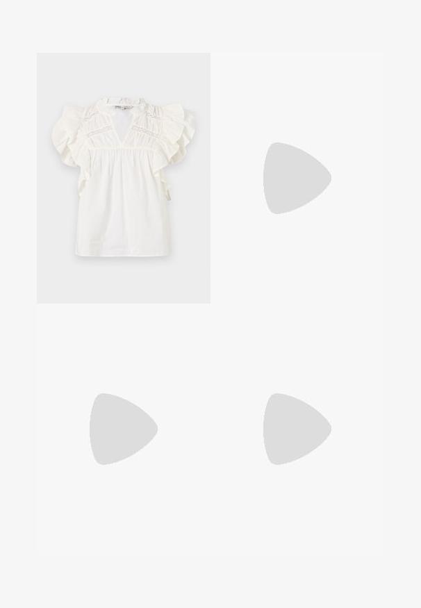 Blouse blanche avec des manches courtes à volants, un décolleté en V et des détails en dentelle sur la poitrine. Fabriquée en tissu léger et texturé.; Jean flare bleu clair en denim, avec une taille haute, cinq poches et une fermeture à un bouton. Texture douce avec une finition décolorée.; Escarpins en cuir verni noir avec bout pointu et talon bloc géométrique. Présente un design élégant et minimaliste ainsi qu'une texture lisse.; Sac à main synthétique blanc en forme triangulaire, avec un rabat avant plat et un détail en nœud, une bandoulière ajustable, une texture lisse et un design minimaliste.