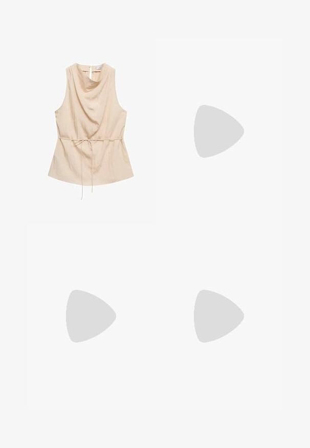 Top senza maniche beige con scollo a drappeggio, texture morbida, vita arricciata con lacci e chiusura a chiave sulla schiena.; Jeans a vita alta di colore blu chiaro realizzati in denim. Presentano gambe dritte, design a cinque tasche e chiusura frontale con bottone.; Sneaker bianco con tomaia in tela, punta rotonda e suola in gomma piatta. Presenta occhielli dorati e un accento sul tallone di un beige chiaro.; Borsa a tracolla in pelle crema trapuntata con catena dorata e chiusura con logo. Forma rettangolare con cuciture diagonali e texture liscia.