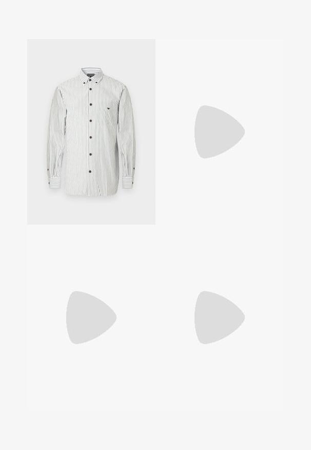 Camisa branca de botões com riscas verticais castanhas, mangas compridas, bolso no peito e detalhes com botões castanhos. Textura de tecido suave.; T-shirt preta de mangas curtas com decote redondo, apresentando um logótipo bordado tonal "Emporio Armani Milano" na frente. Textura suave.; Calças brancas de corte slim com cintura elástica, apresentando dois bolsos laterais e uma textura suave e ligeiramente brilhante.; Sapatilhas de camurça pretas com design de atacadores e sola de borracha branca em contraste. Apresenta painéis laterais texturizados e uma marcação discreta no calcanhar.