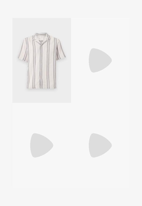 Rövid ujjú gombos ing világos bézs színű anyagból, sötét szürke csíkokkal, klasszikus gallérral és gyöngyházgombokkal.; Két hosszúujjú ing, egy fekete és egy fehér, pamutból készült, kerek nyakkivágással és sima textúrával, egymásra rakva bemutatva.; Bőszárú nadrág, tengerészkék térképmintával egy bézs háttéren, redőzött részletekkel a derékrészen és lazább szabással.; Fekete bőrből készült mokaszinok sima felülettel, díszes bojttal, vastag gumitalppal és varrott részletekkel. Könnyű és elegáns kialakítás.