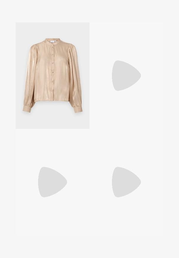 VILA VISEANEEN - Bluza s gumbima - feather gray; Crne traperice visokog struka s širokim nogavicama, dizajn s pet džepova i vidljivim šavovima. Tkanina ima glatku, blago teksturiranu završnu obradu.; Crne lakirane sandale na pete sa kvadratnim nosom, trakama oko gležnja i srebrnim kopčama. Imaju čvrst blok petu za stabilnost.; Crna kožna torba s lukovitim oblikom, odvojivim remenom i zlatnim detaljima. Torba ima preklop s kopčom.